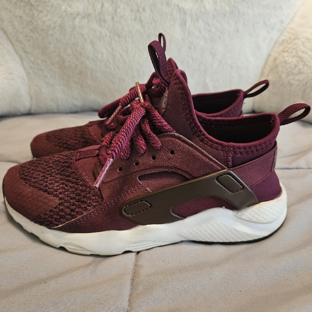 NIKE Burgundy Athletic Sneakers